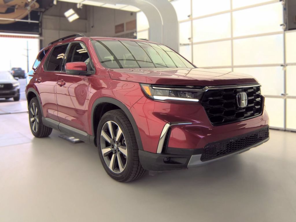 Used 2025 Honda Pilot Touring image 1