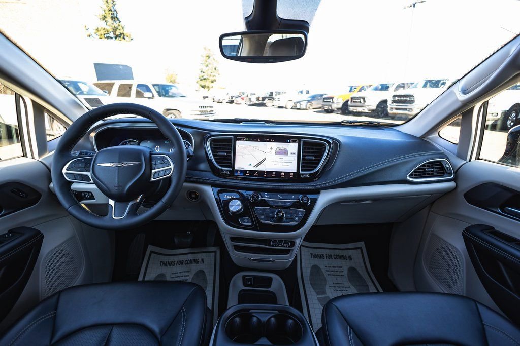 Used 2024 Chrysler Pacifica Select image 22