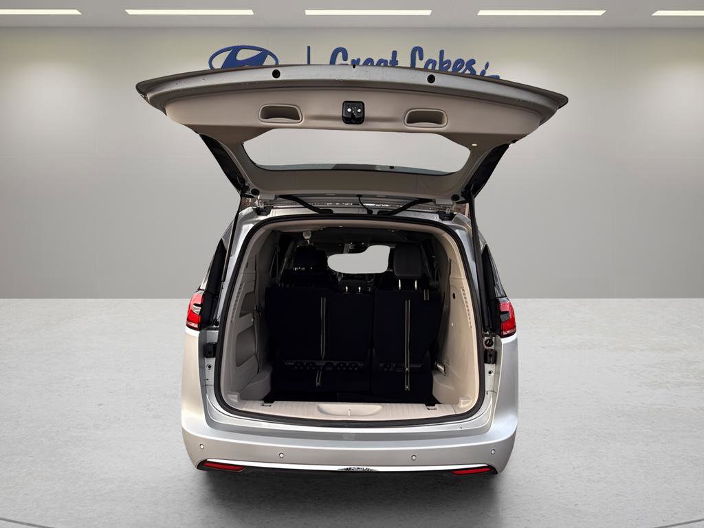 Used 2023 Chrysler Pacifica Touring-L image 10
