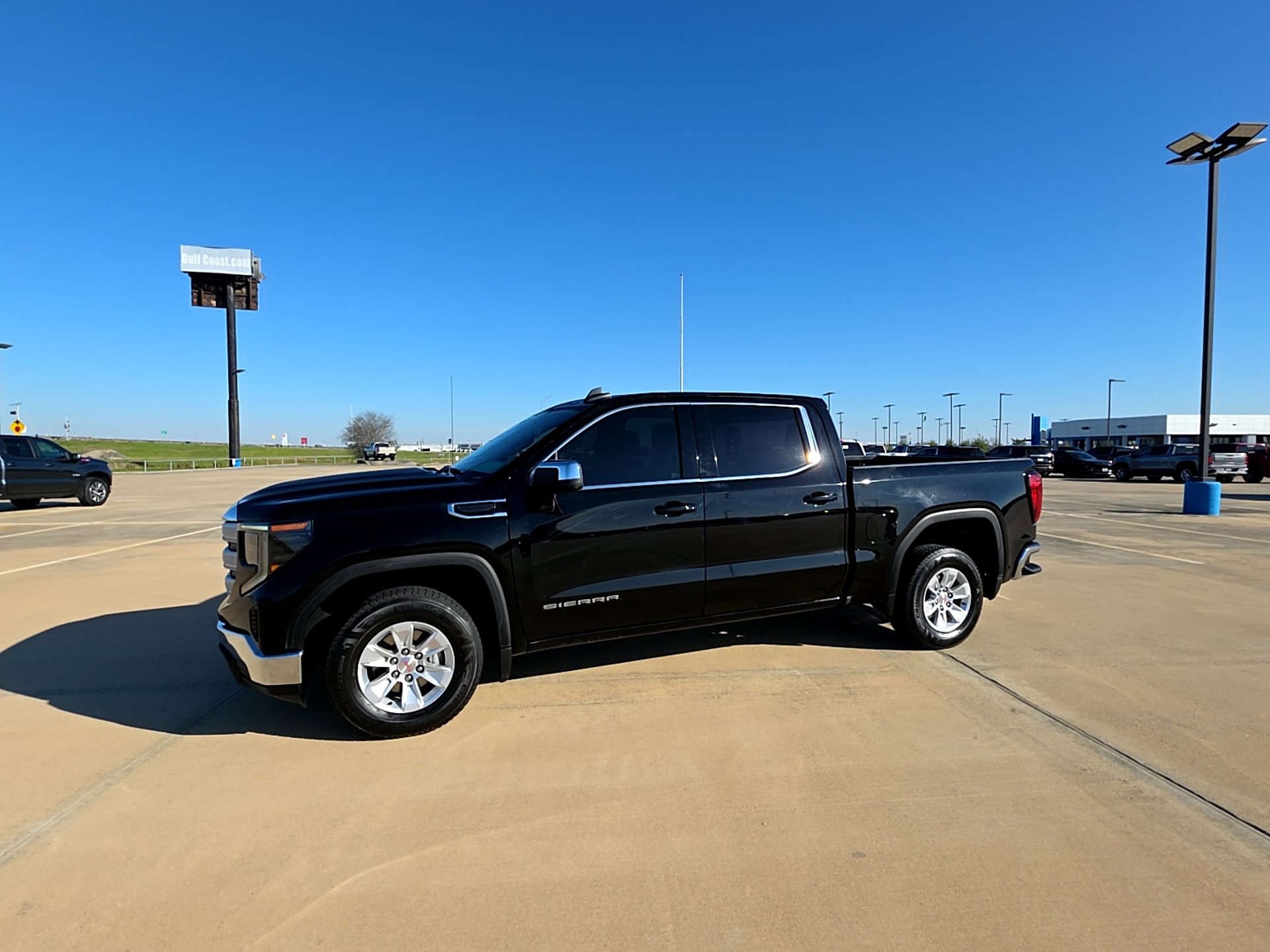 Used 2024 GMC Sierra 1500 SLE image 2