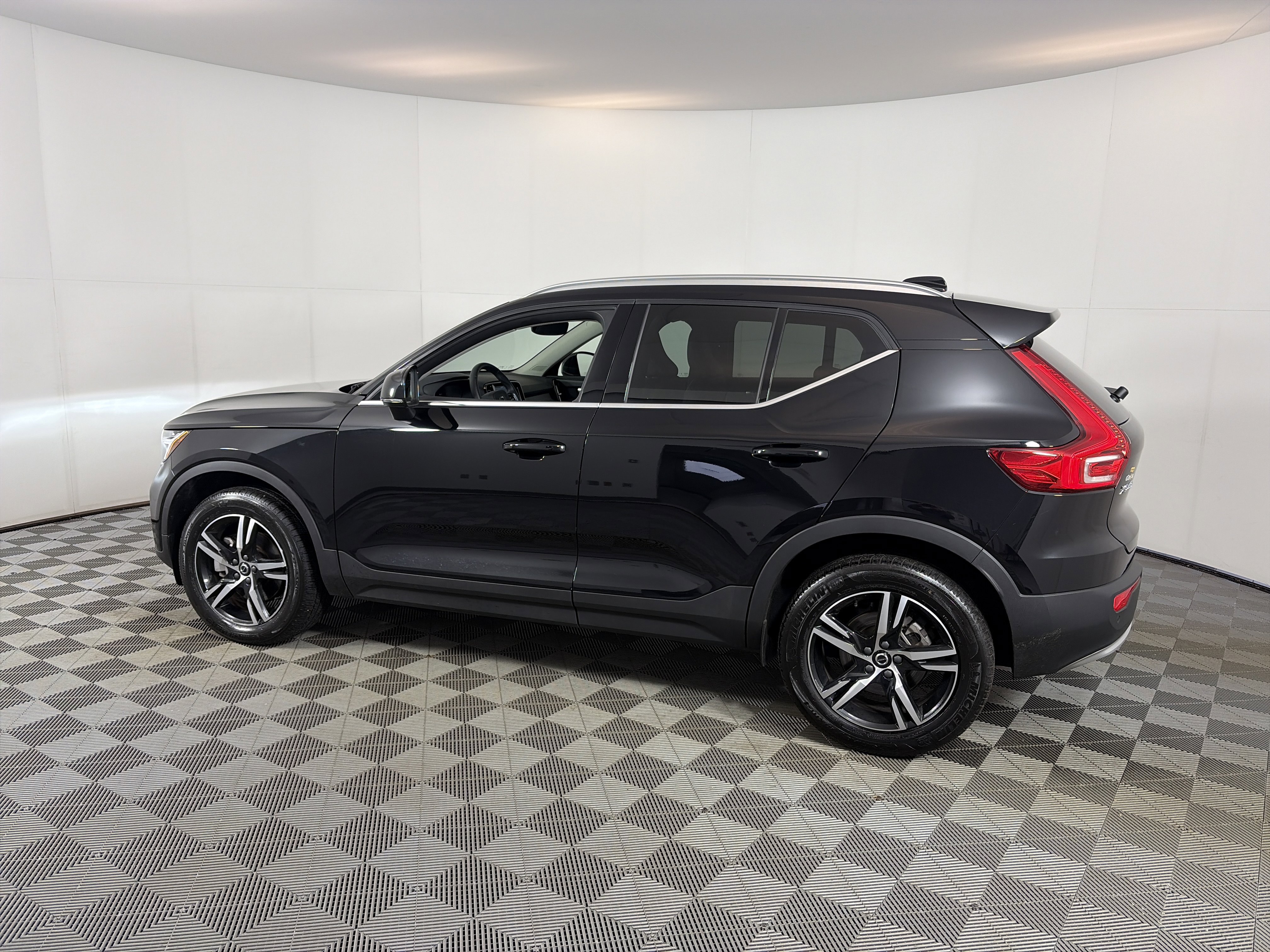 Used 2025 Volvo XC40 B5 Core image 8