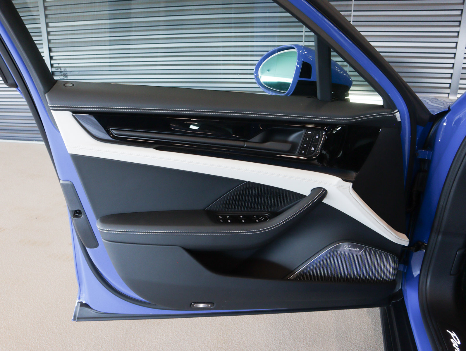 Used 2025 Porsche Panamera GTS image 27