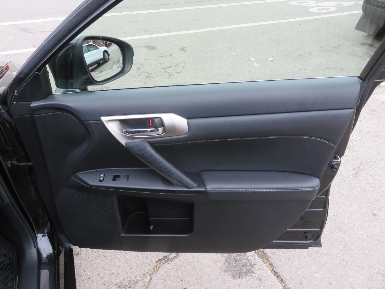 Used 2017 Lexus CT 200h Base 4dr Hatchback w/ Navigation System Package image 27