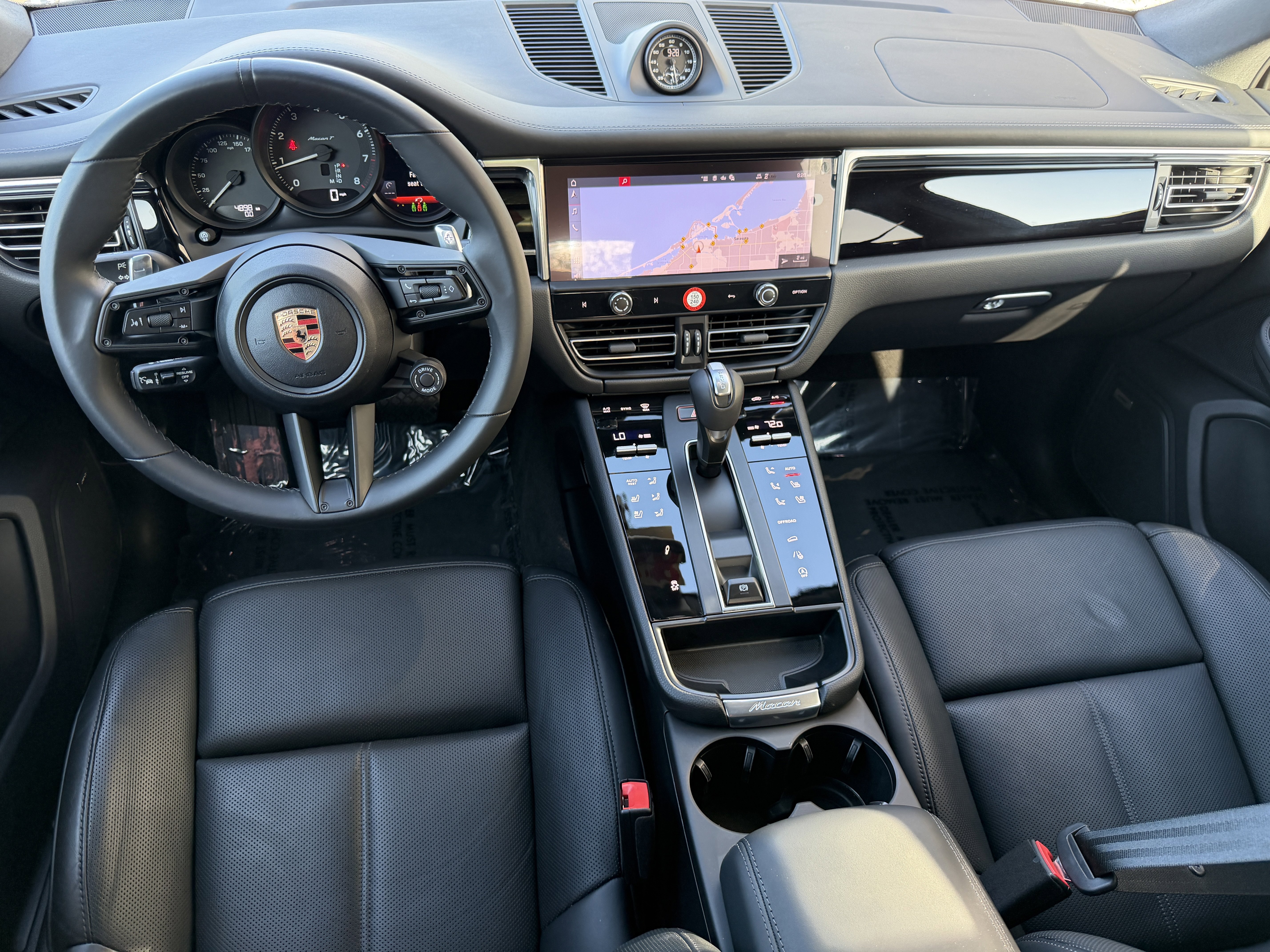 Certified 2025 Porsche Macan Turbo image 18