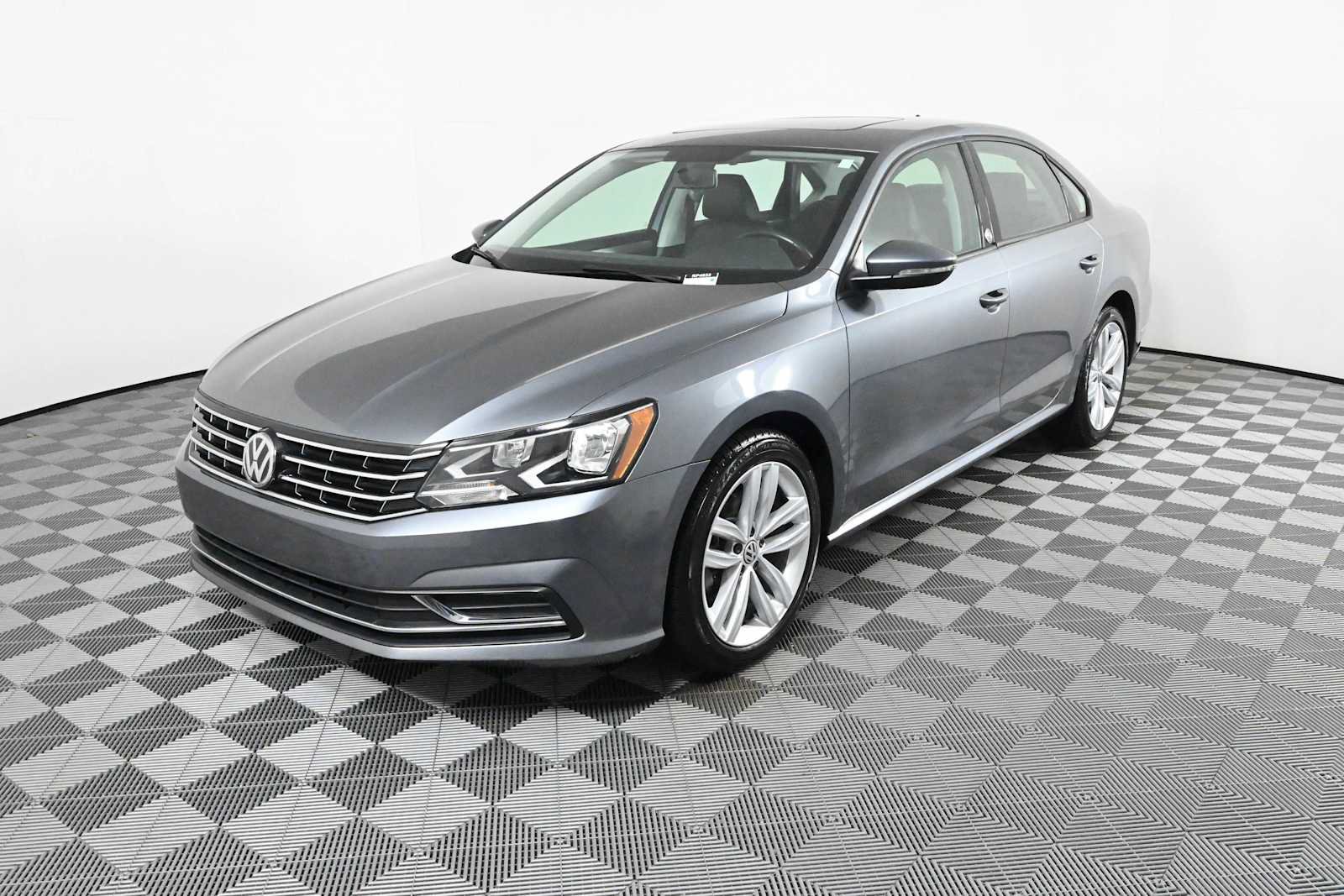 Used 2019 Volkswagen Passat 2.0T Wolfsburg FWD image 2