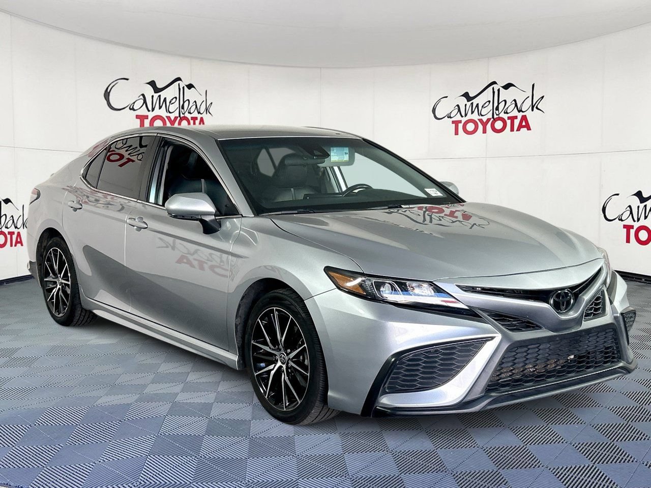 Used 2024 Toyota Camry SE FWD image 3