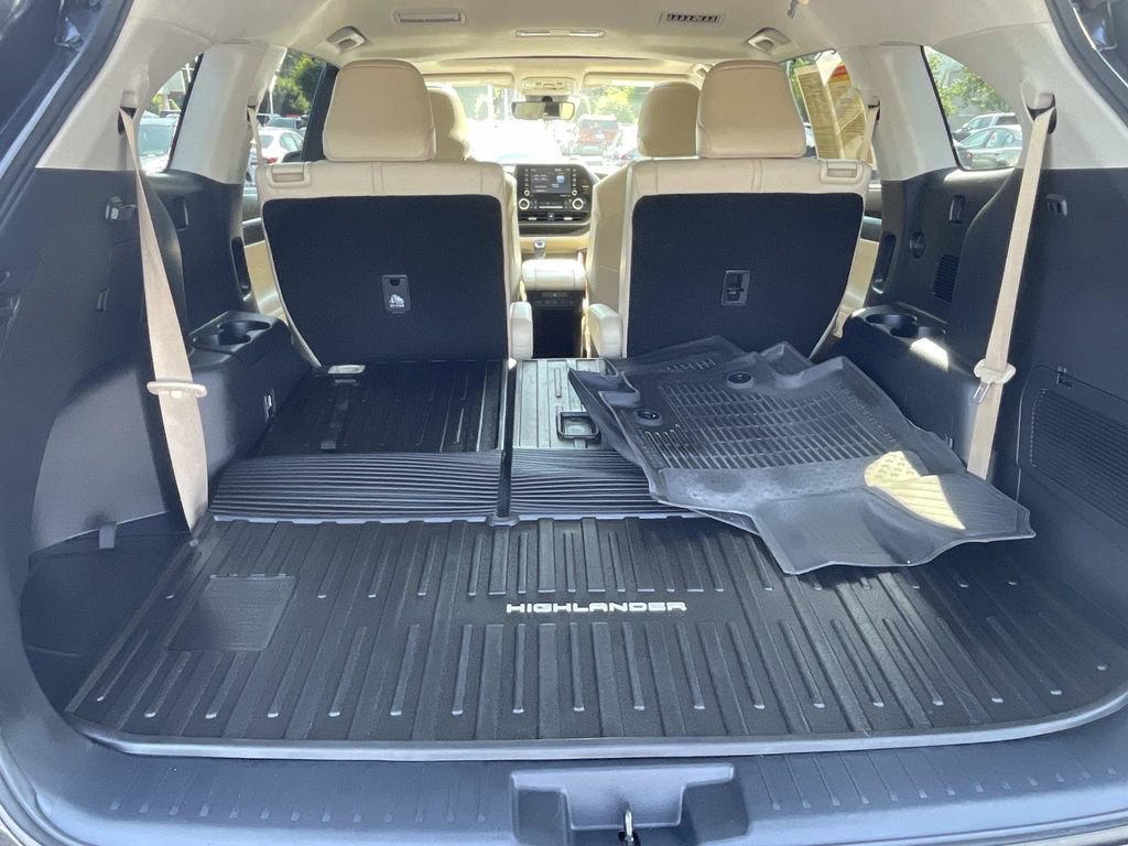 Used 2021 Toyota Highlander XLE FWD image 11