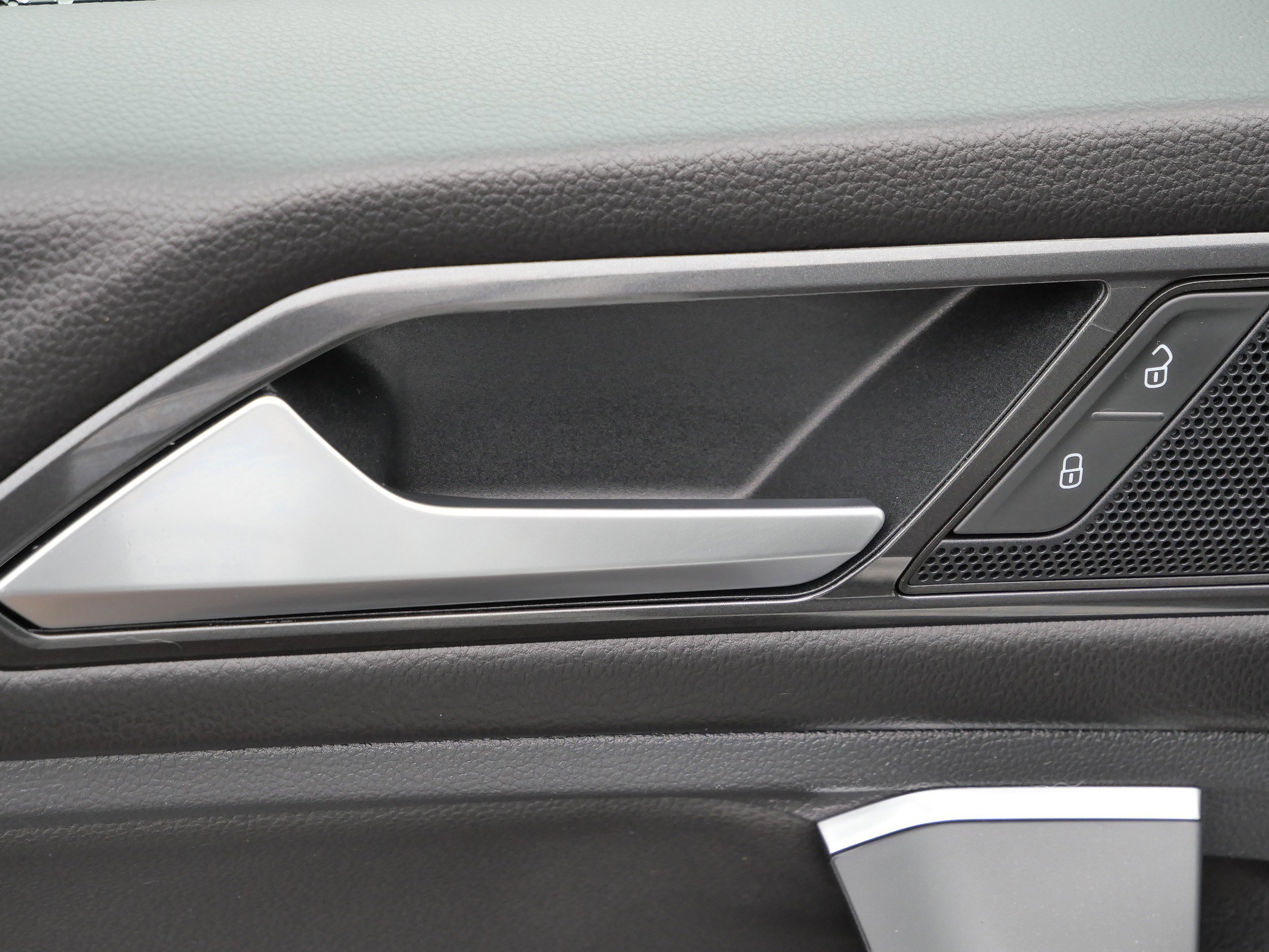 Used 2018 Volkswagen Tiguan SE w/ Panoramic Sunroof Package image 20