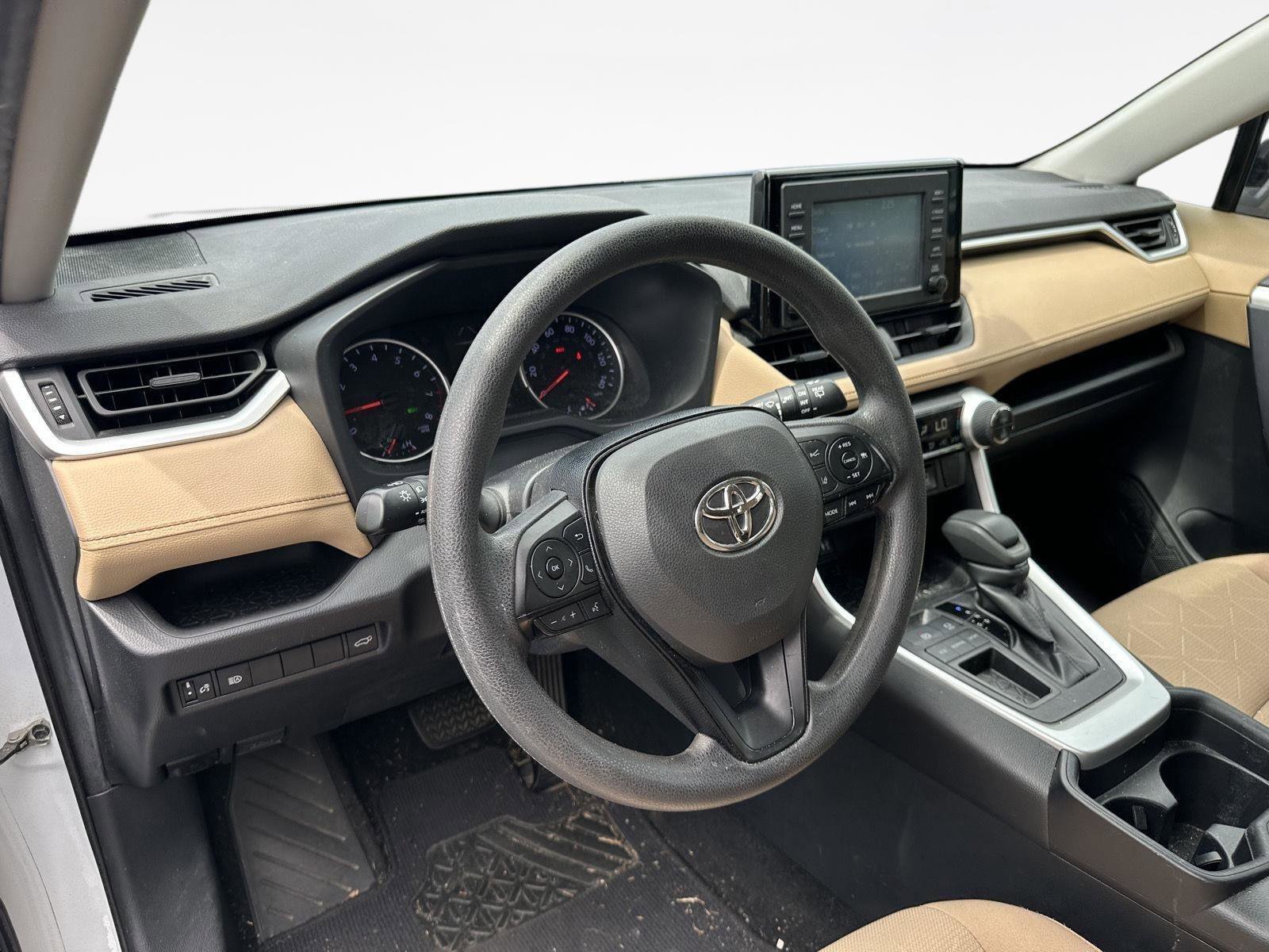 Used 2019 Toyota RAV4 XLE w/ Convenience Package FWD image 11