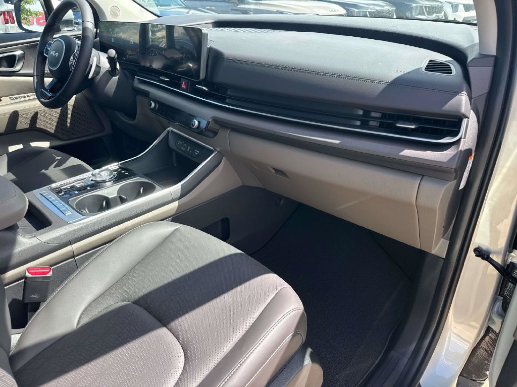 New 2026 Kia Carnival EX FWD image 16