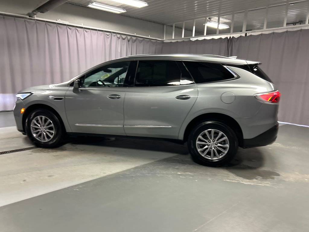 Used 2024 Buick Enclave Essence image 4