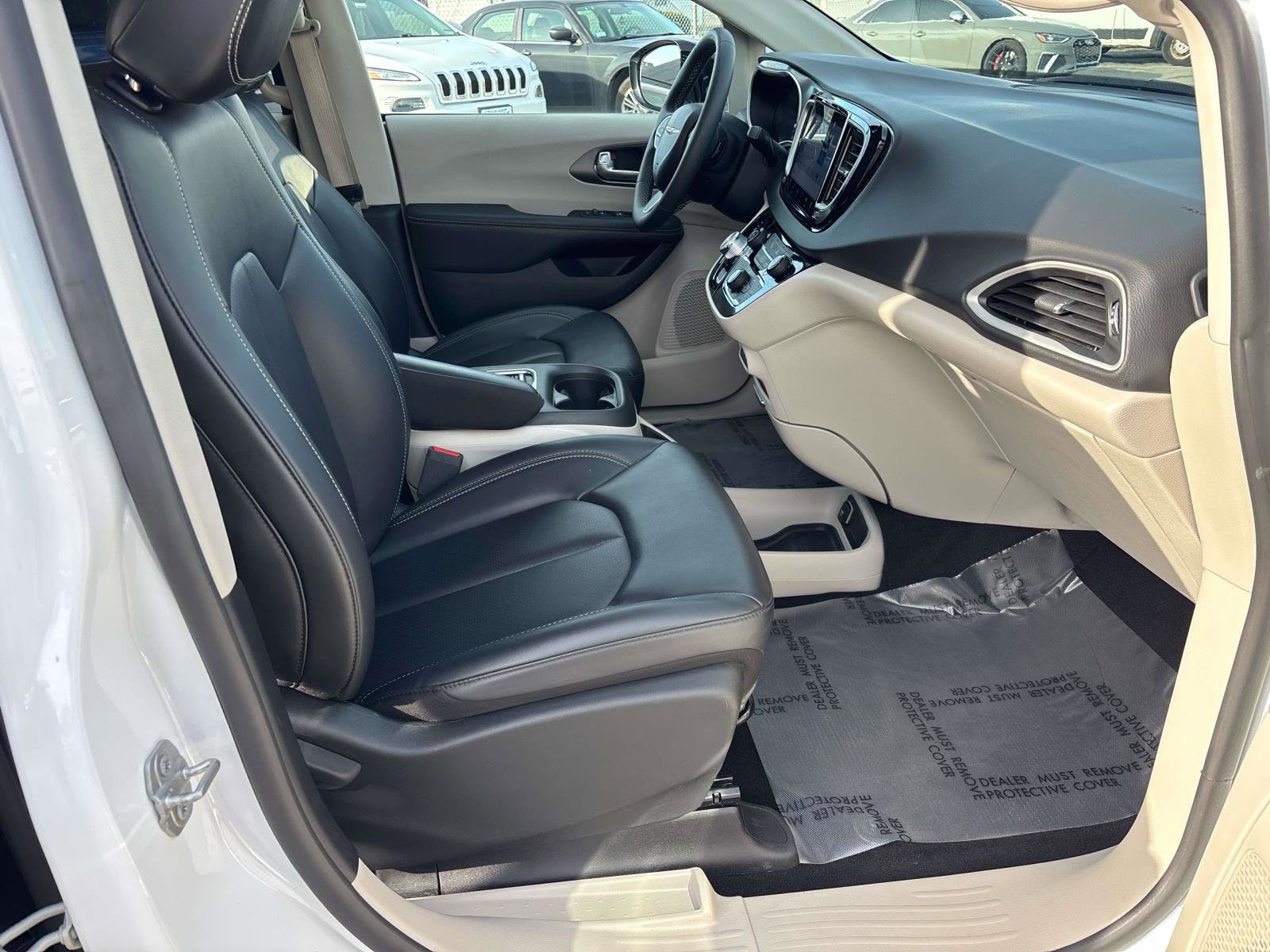 Used 2024 Chrysler Pacifica Touring-L FWD image 18