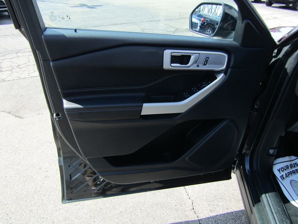 Used 2024 Ford Explorer XLT w/ Equipment Group 202A AWD/4WD image 17