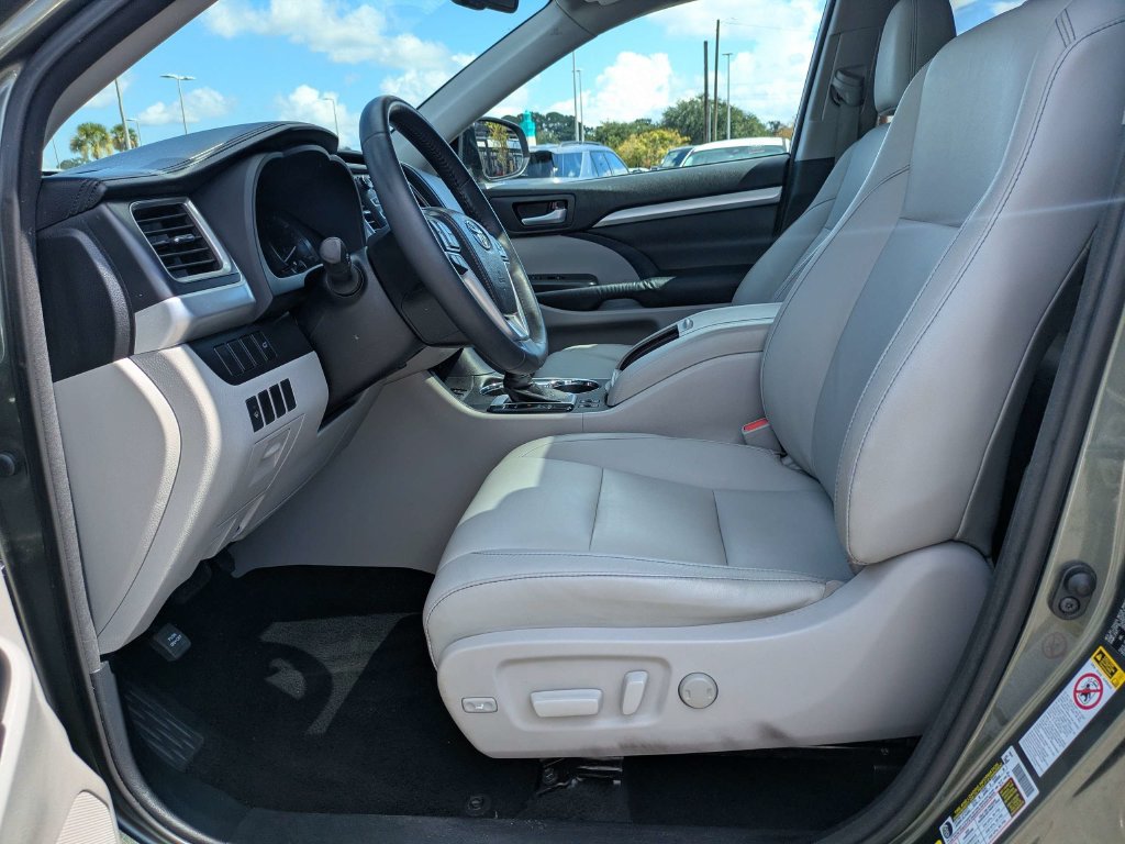Used 2014 Toyota Highlander XLE AWD/4WD image 14