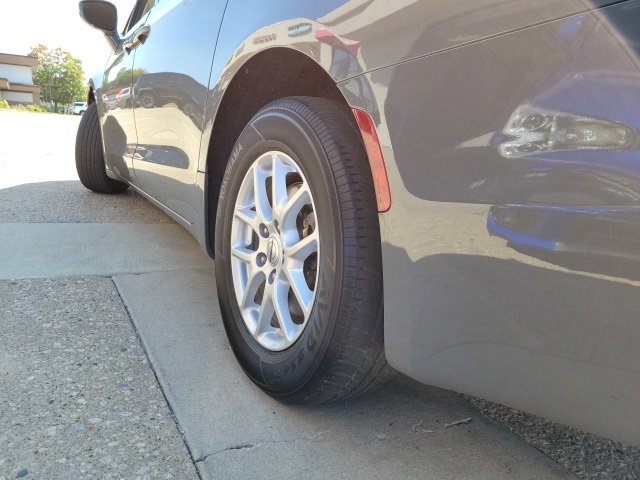 Used 2022 Chrysler Pacifica Touring-L image 17