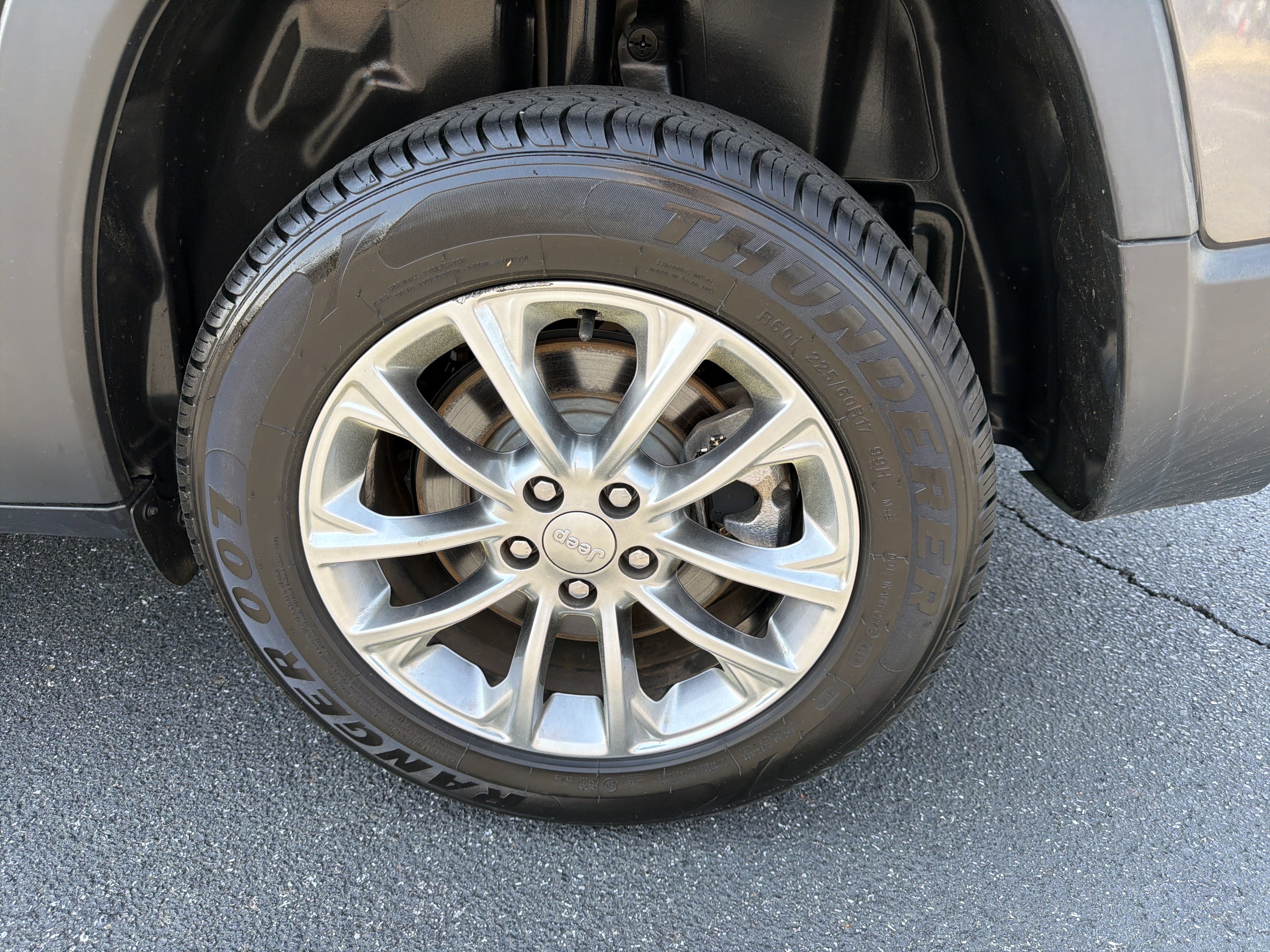 Used 2019 Jeep Cherokee Latitude Plus image 19