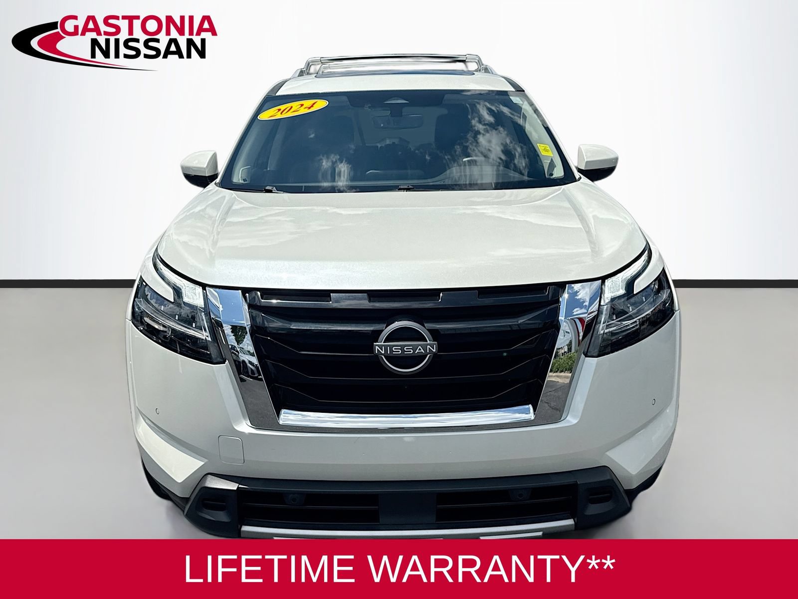 Used 2024 Nissan Pathfinder SL w/ SL Premium Package FWD image 2