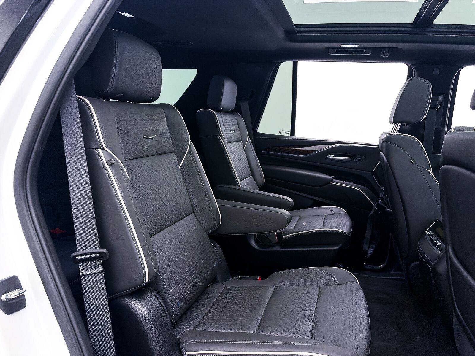 Used 2024 Cadillac Escalade Premium Luxury AWD/4WD image 38