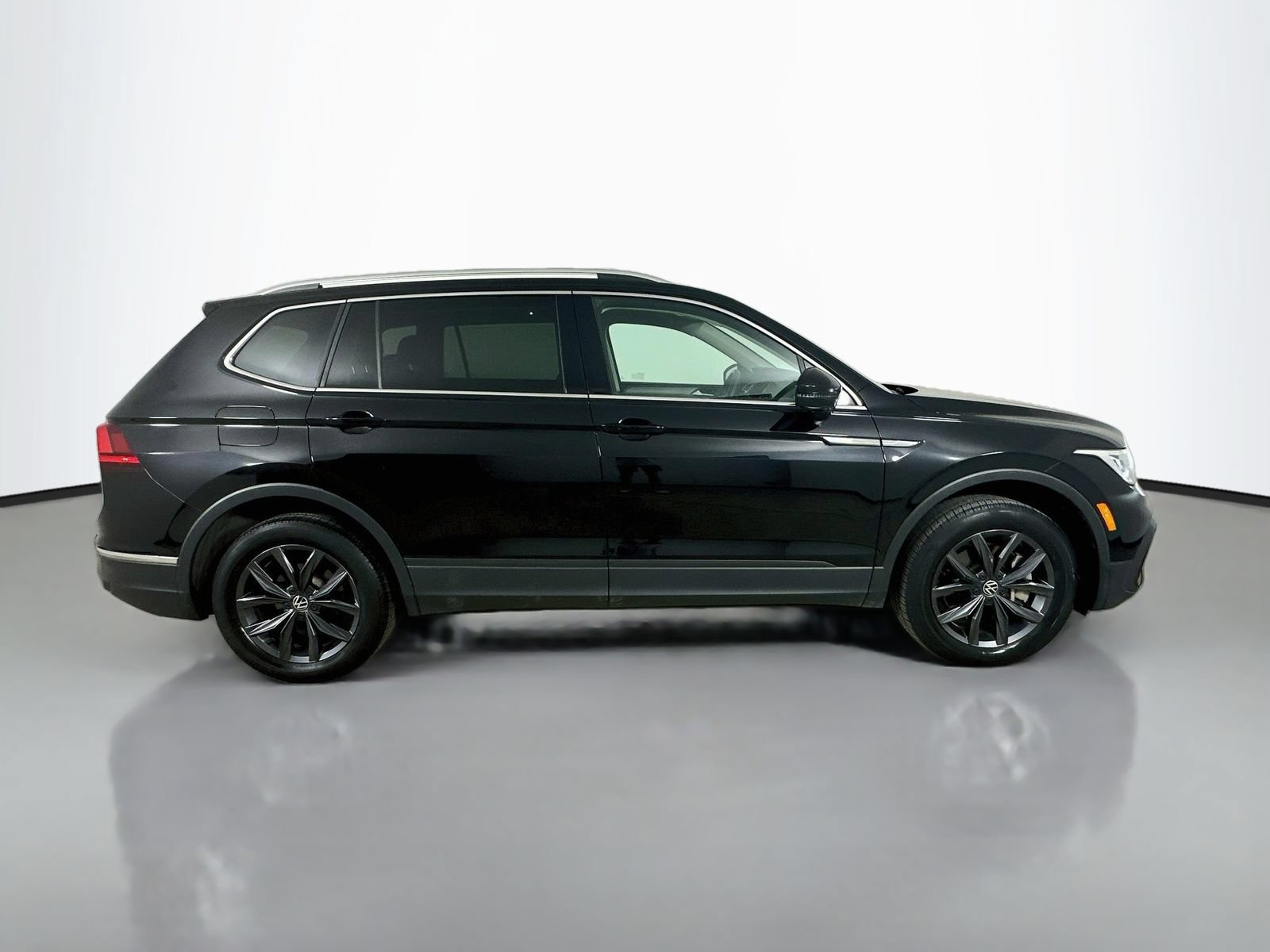 Certified 2023 Volkswagen Tiguan SE w/ Panoramic Sunroof Package AWD/4WD image 4