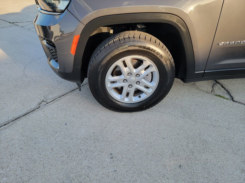 Used 2024 Jeep Grand Cherokee Laredo image 9
