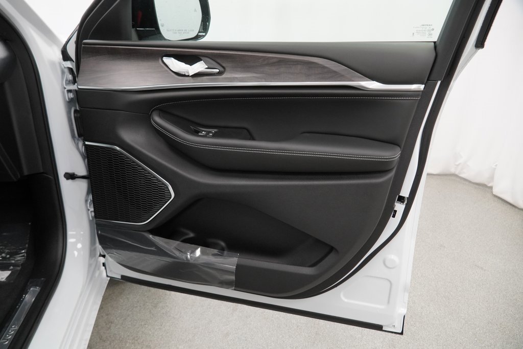New 2025 Jeep Grand Cherokee Overland image 34