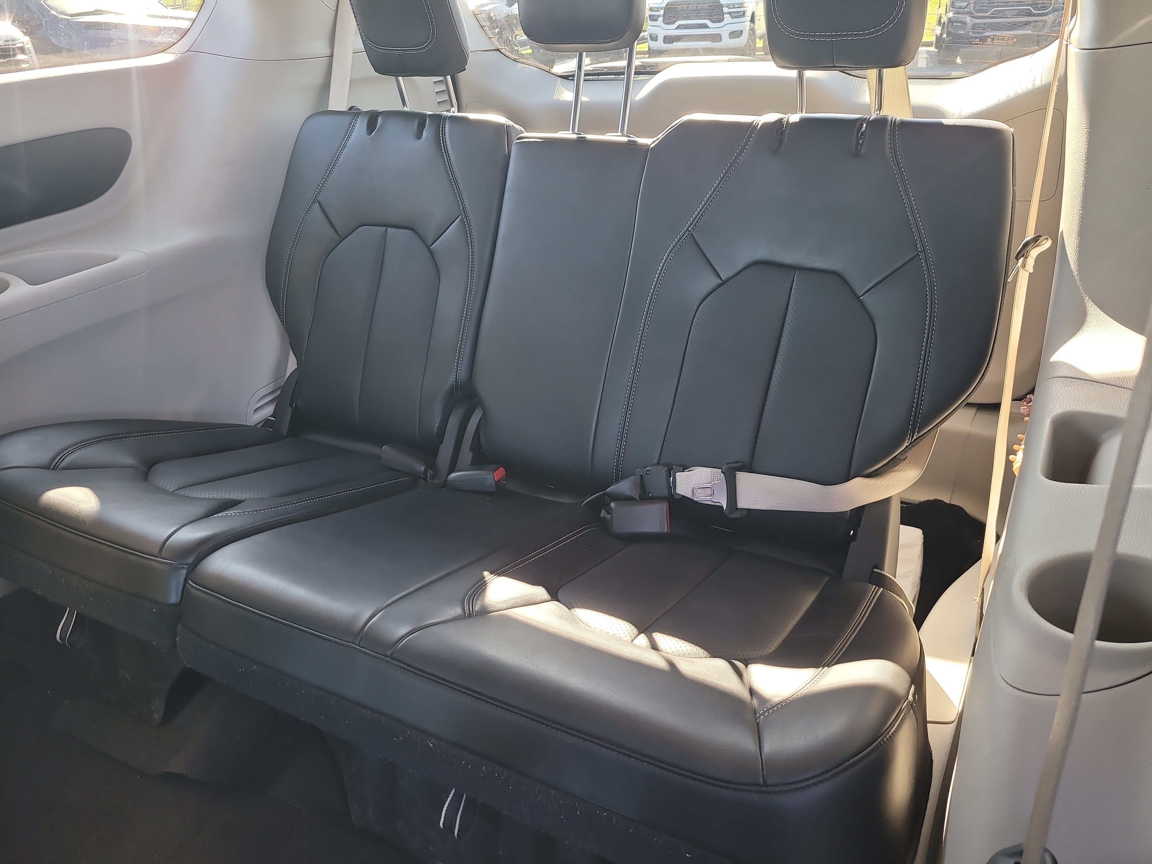 Used 2024 Chrysler Pacifica Touring-L FWD image 11