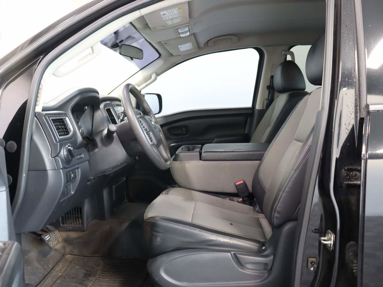 Used 2018 Nissan Titan S image 8