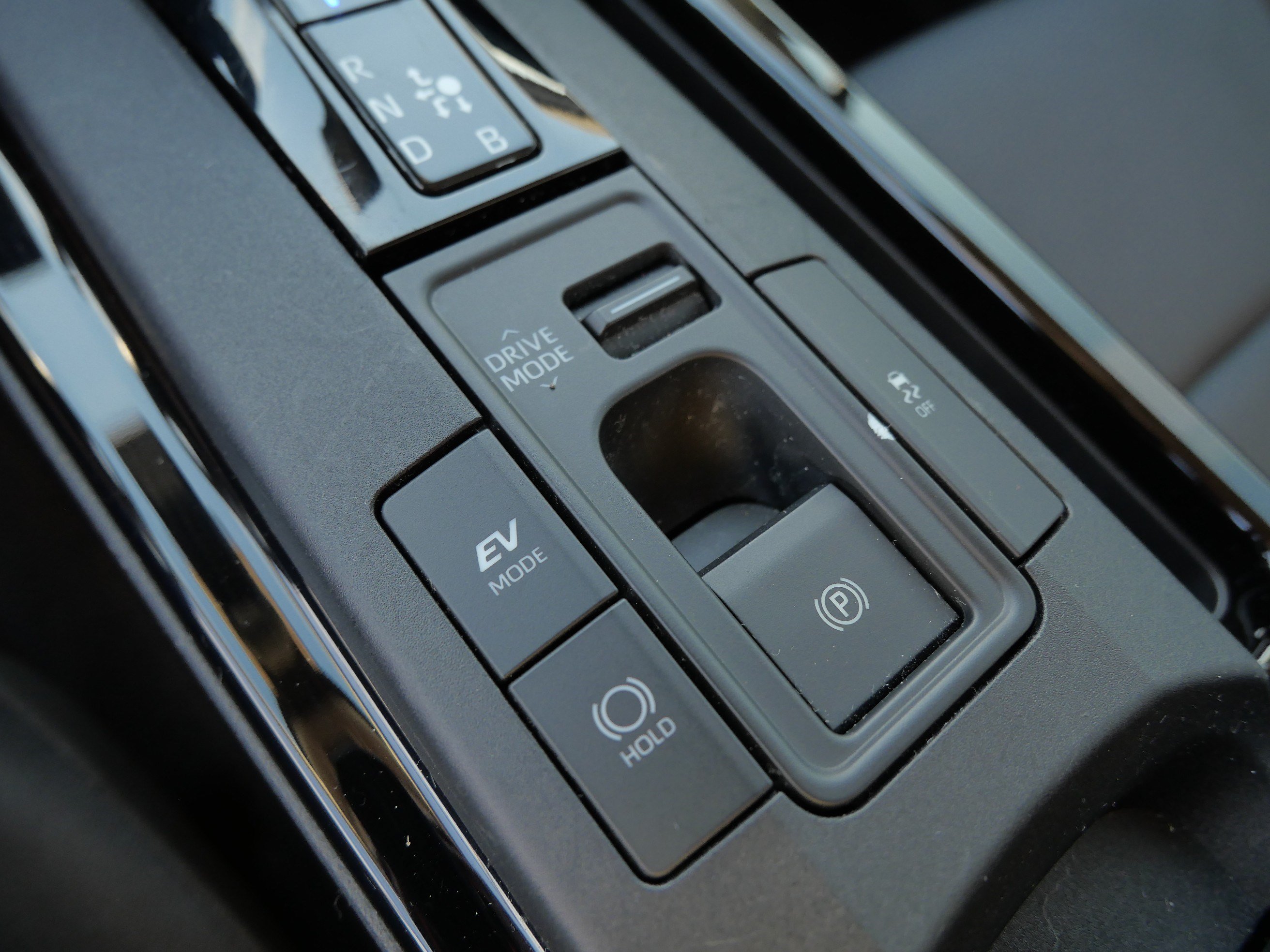 Certified 2025 Toyota Prius LE FWD image 32