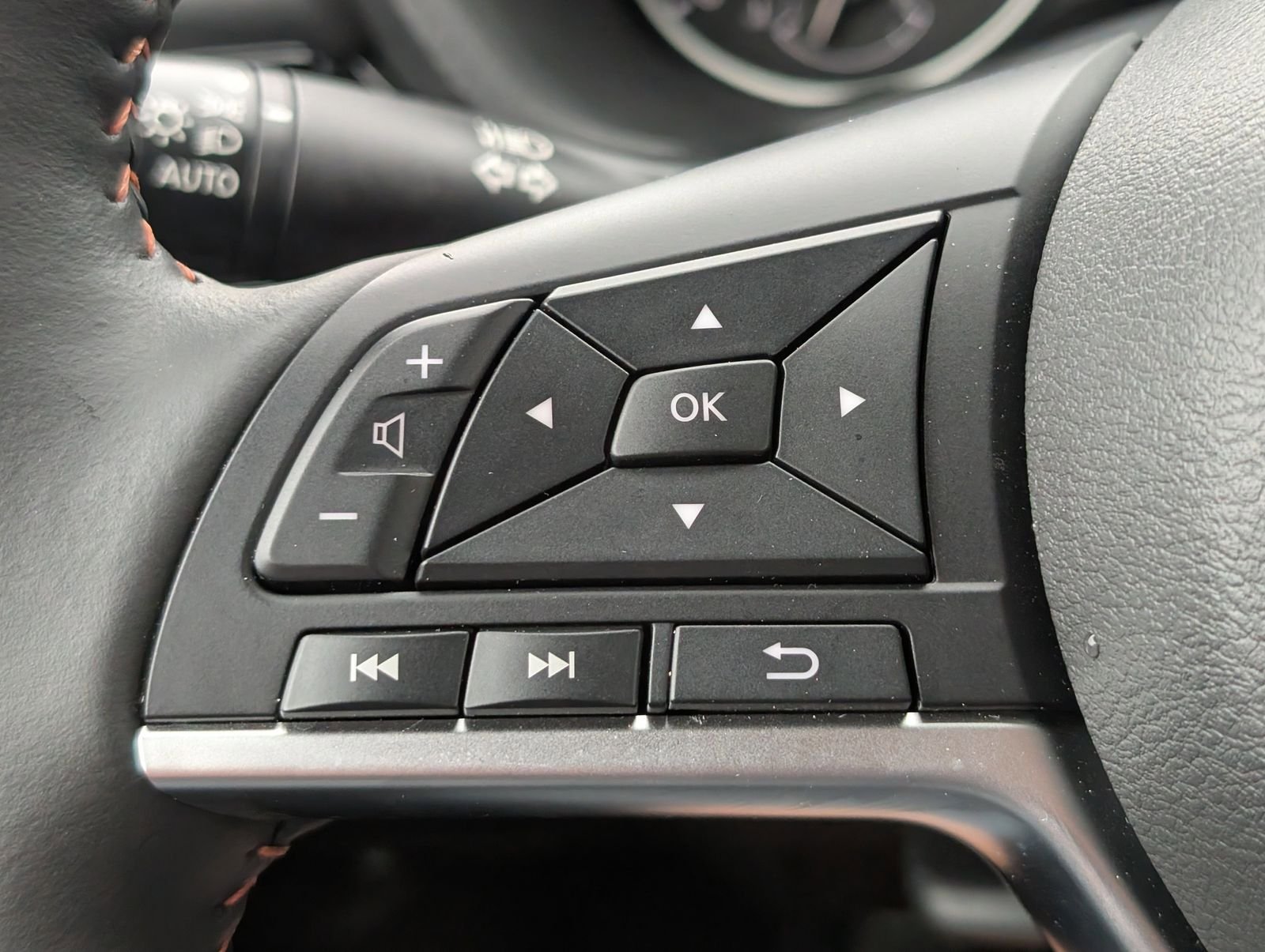 Used 2025 Nissan Sentra SR w/ SR Premium Package FWD image 23