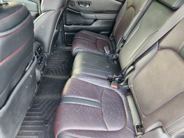 Used 2025 Honda Pilot Black Edition image 30