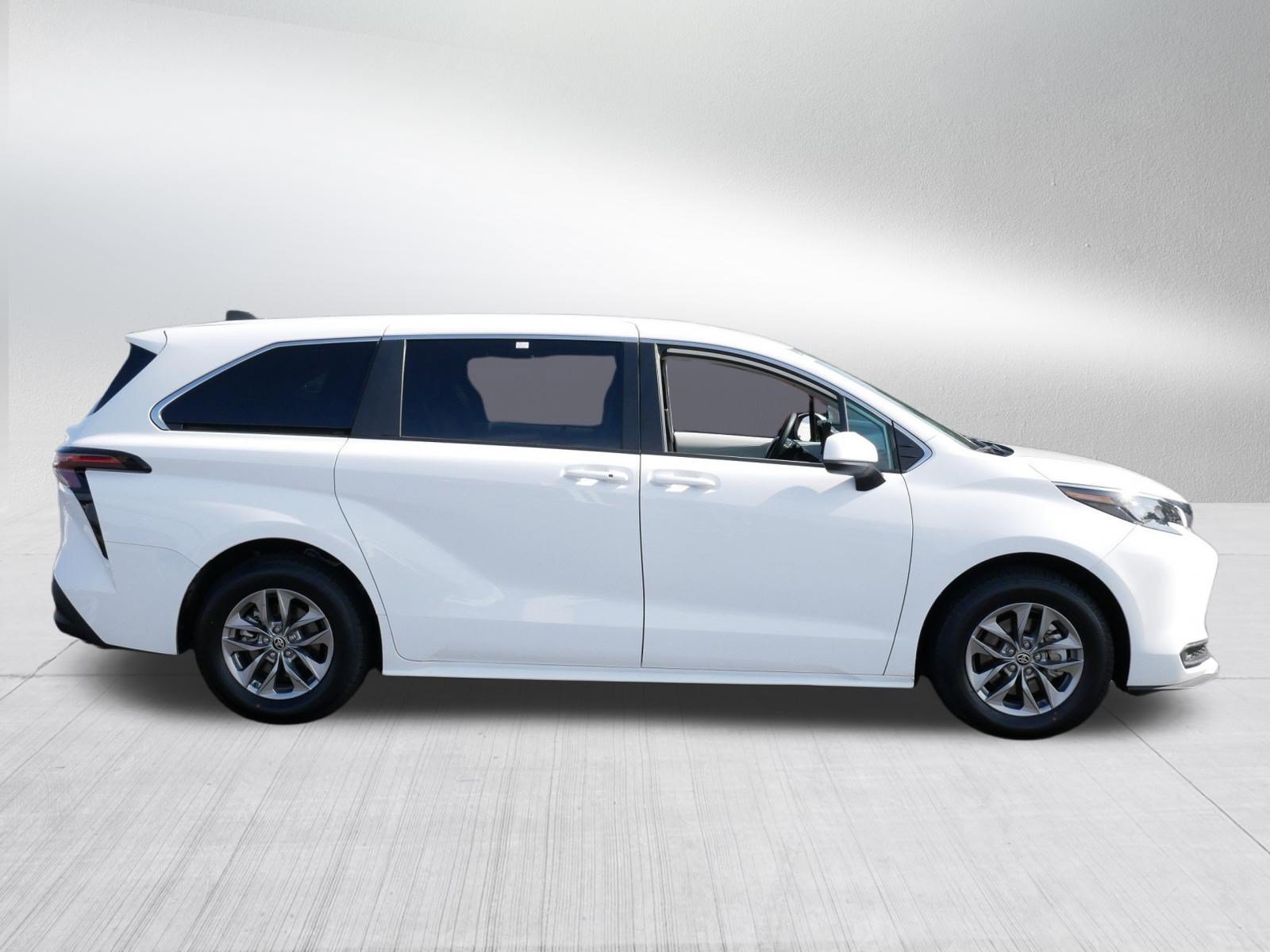 Certified 2025 Toyota Sienna LE FWD image 8