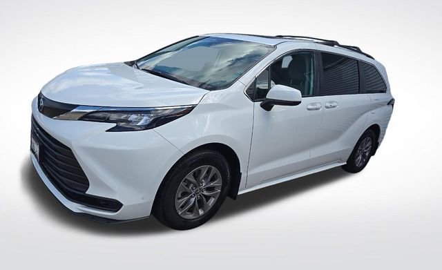 Used 2024 Toyota Sienna LE w/ LE Plus Package image 6