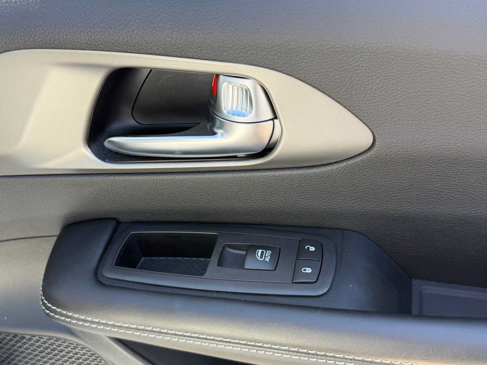 Used 2027 Chrysler Pacifica Select w/ Family Tech Group FWD image 32