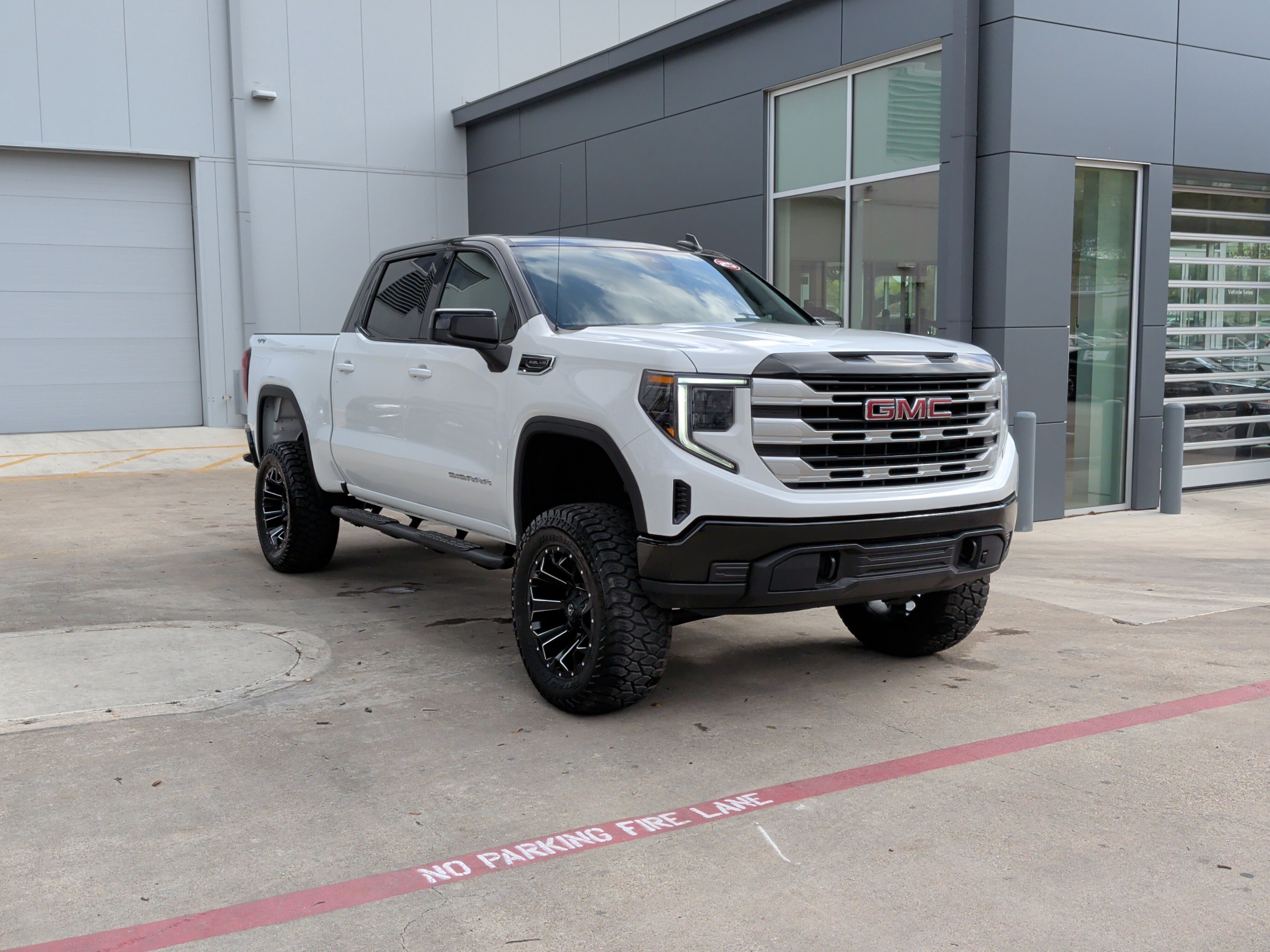 Used 2025 GMC Sierra 1500 SLE image 2