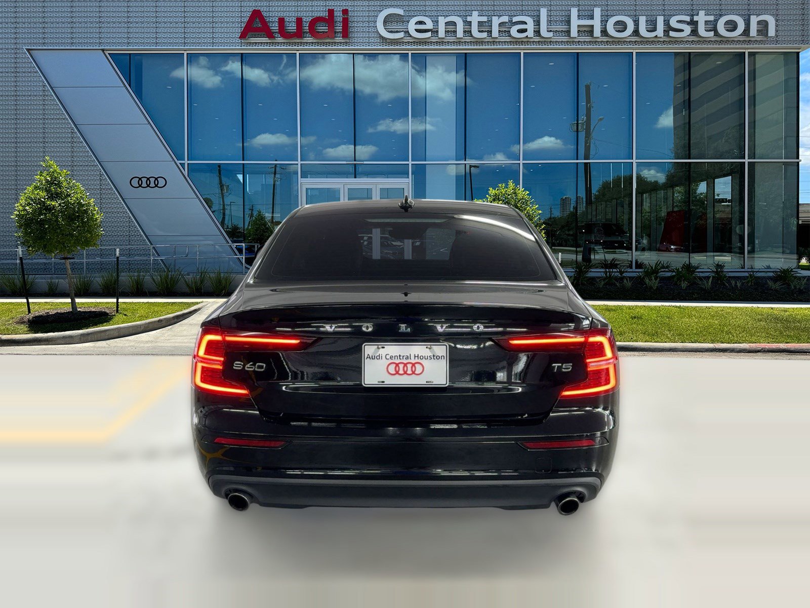 Used 2019 Volvo S60 T5 Momentum image 10