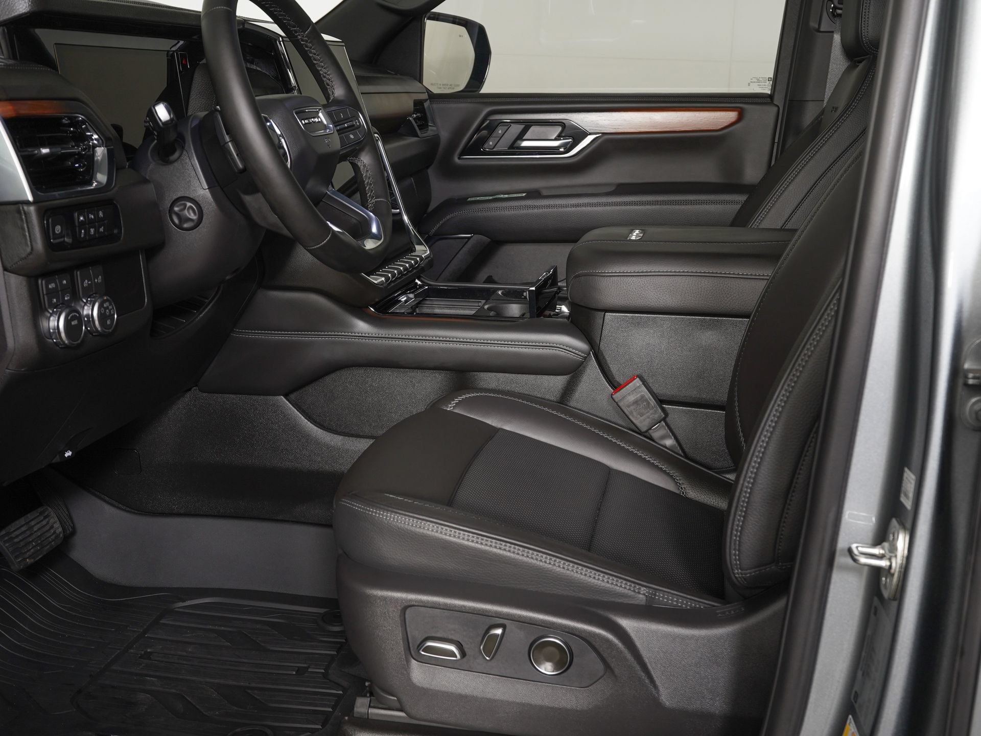 Used 2026 GMC Yukon Denali w/ Sun & Power Step Package AWD/4WD image 15