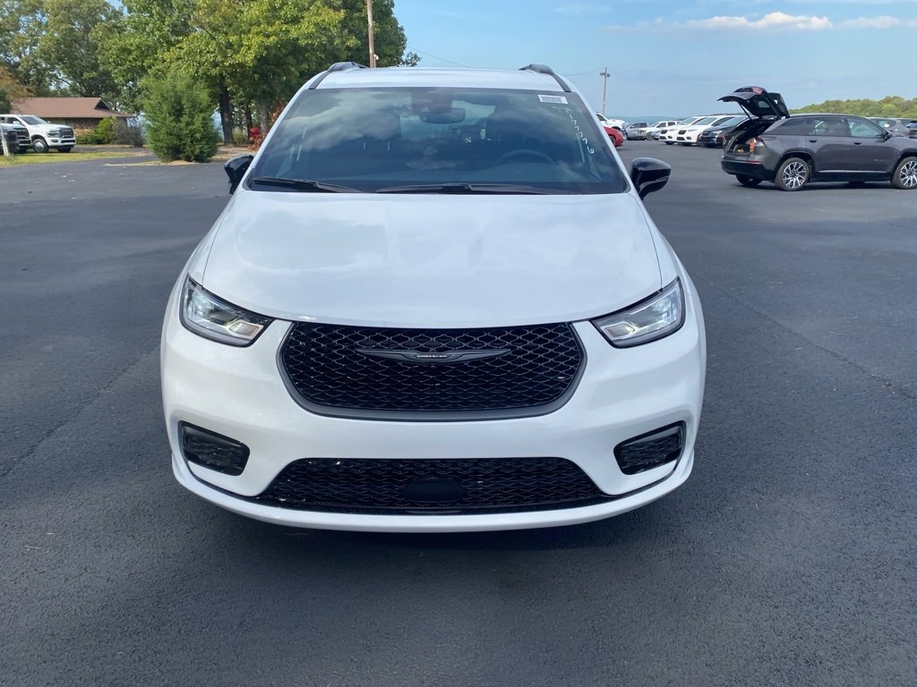 New 2026 Chrysler Pacifica Select w/ S Appearance Package image 2