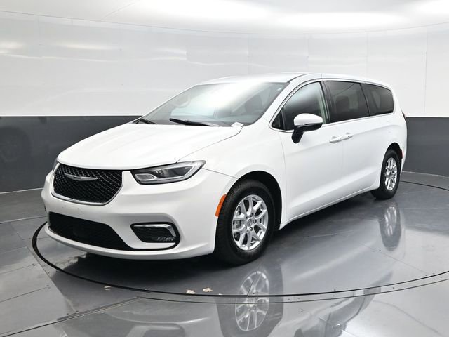 Used 2023 Chrysler Pacifica Touring-L image 7