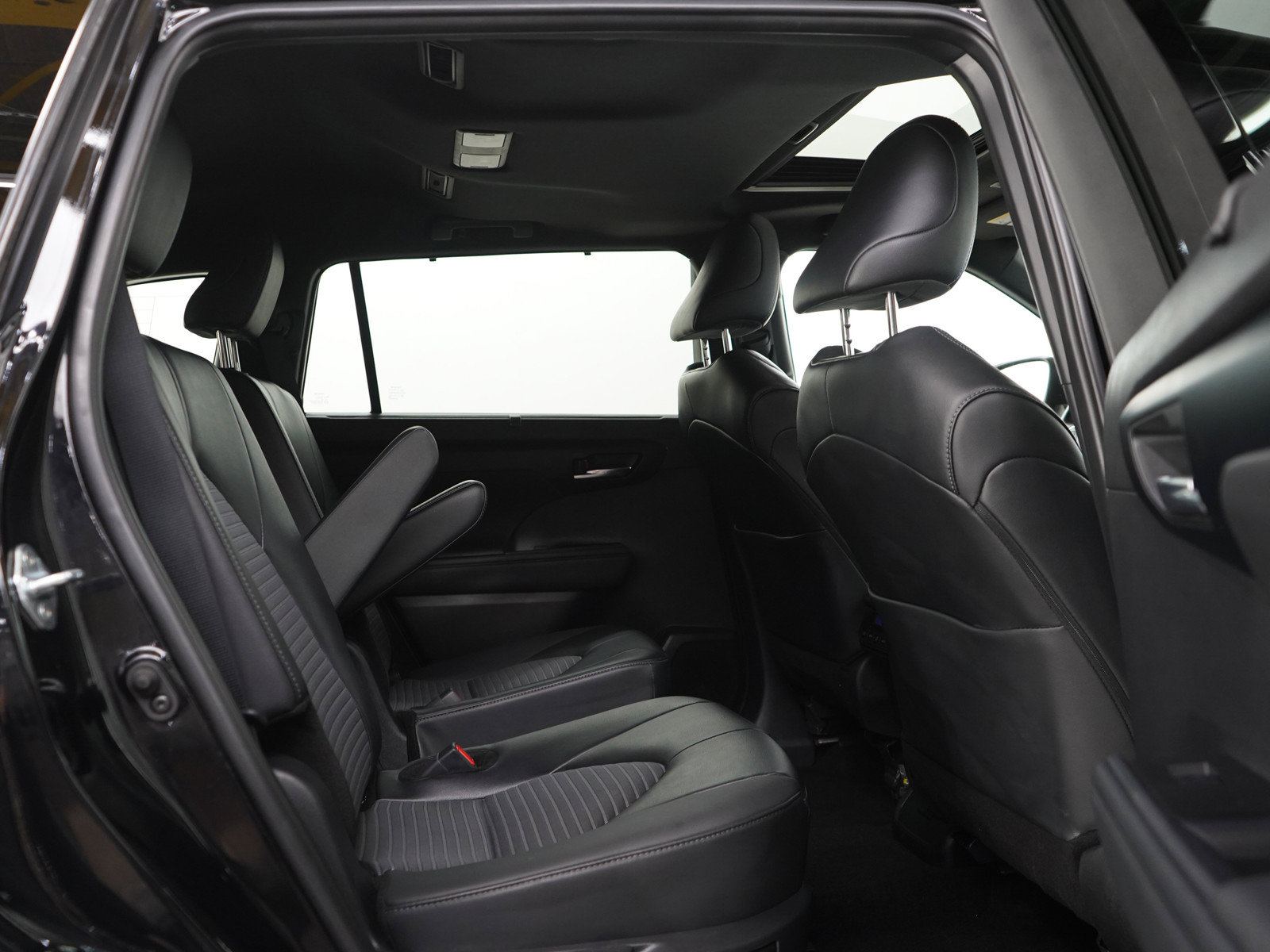Used 2025 Toyota Highlander XSE AWD/4WD image 13