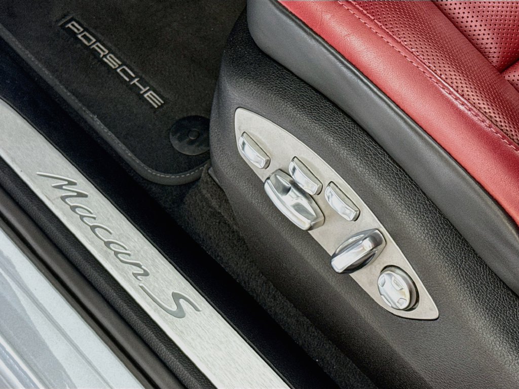 Certified 2023 Porsche Macan S AWD/4WD image 27