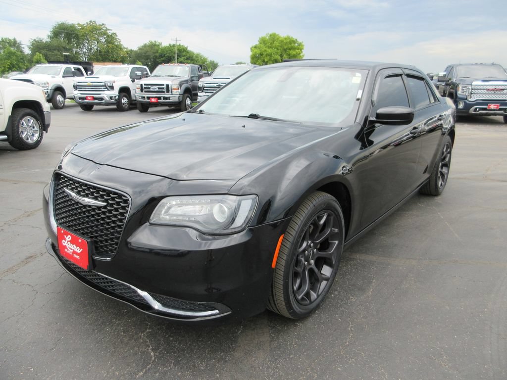 Used 2020 Chrysler 300 Touring w/ Sport Appearance Package RWD image 10