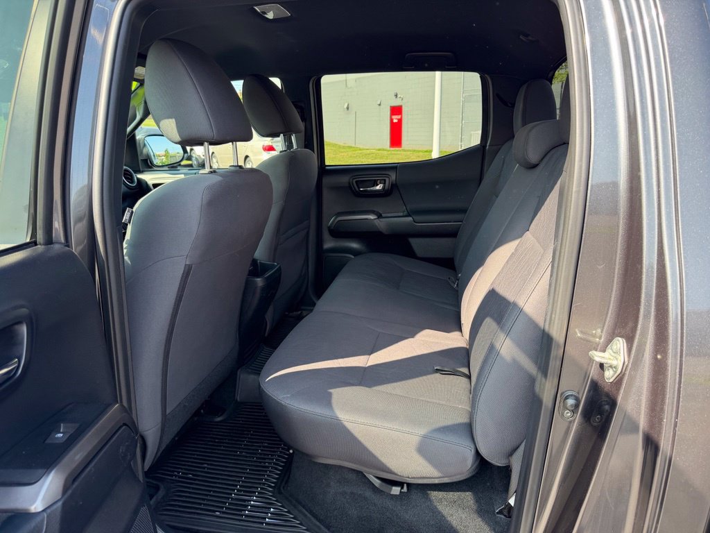 Used 2018 Toyota Tacoma TRD Sport AWD/4WD image 11