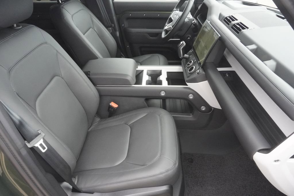 New 2026 Land Rover Defender 130 X-Dynamic SE image 23