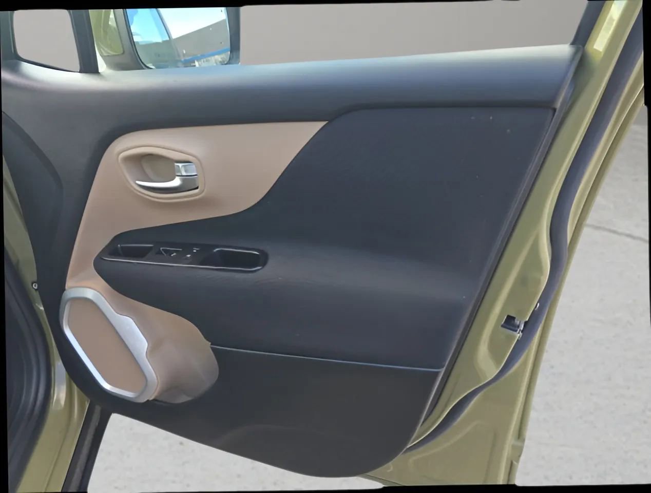 Used 2015 Jeep Renegade Latitude w/ Popular Equipment Group image 19