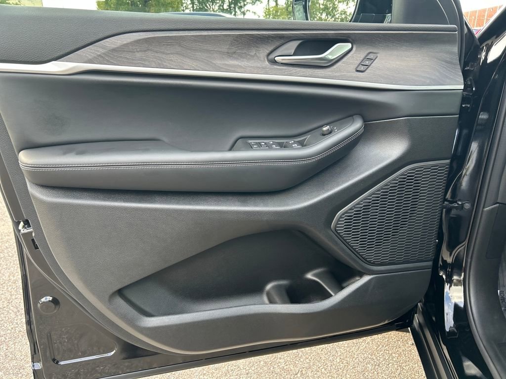 New 2025 Jeep Grand Cherokee L Limited w/ Black Appearance Package image 11