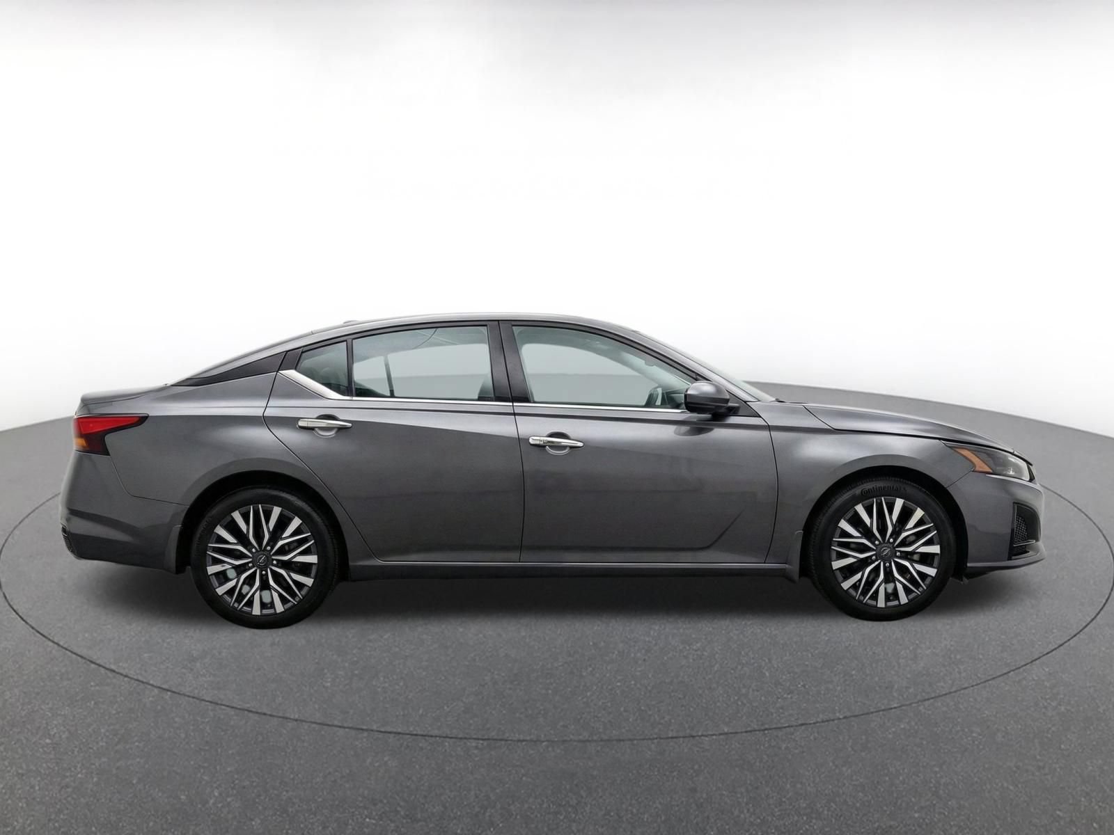 Used 2025 Nissan Altima 2.5 SV FWD image 10