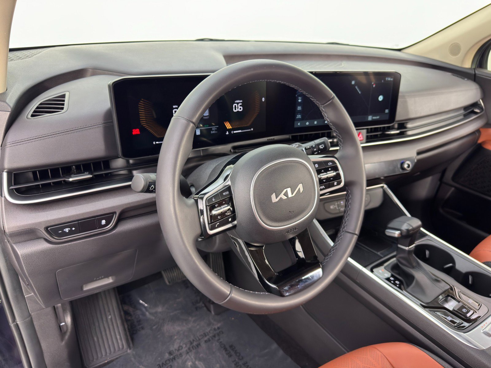 Used 2025 Kia Carnival EX FWD image 13