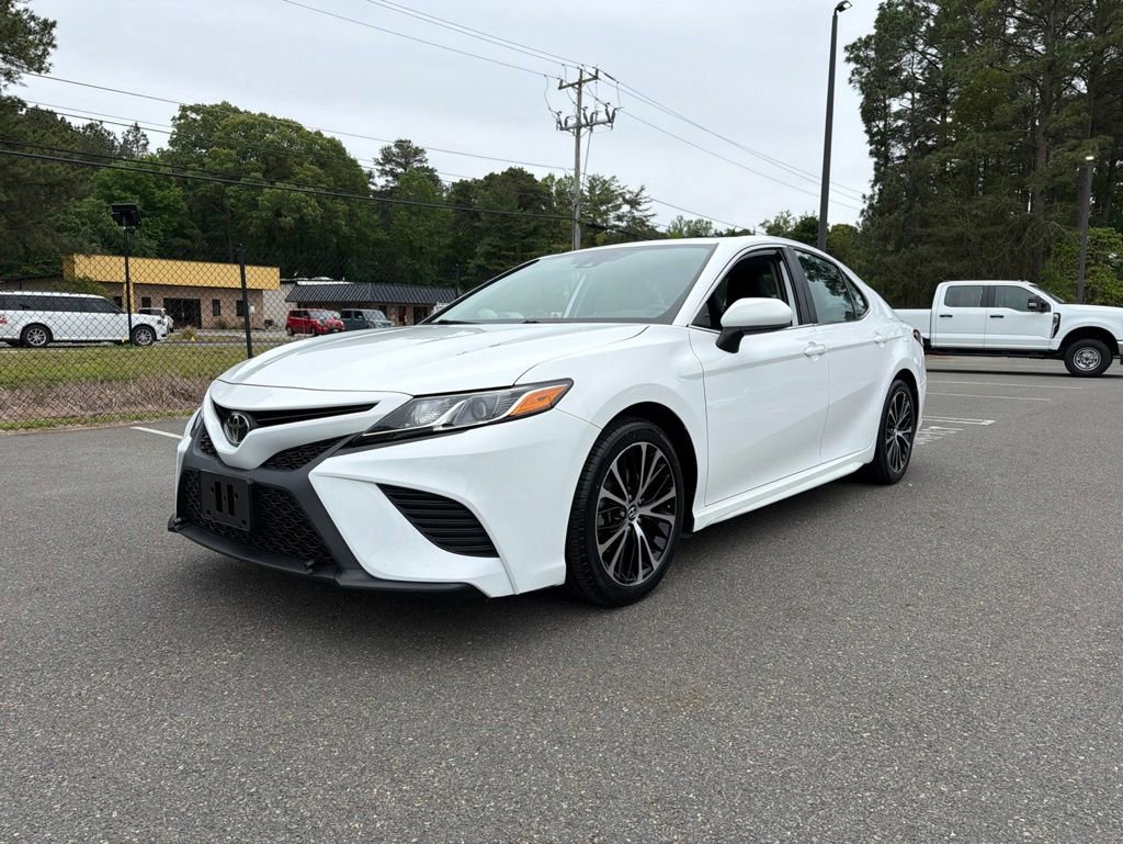 Used 2020 Toyota Camry SE FWD image 2
