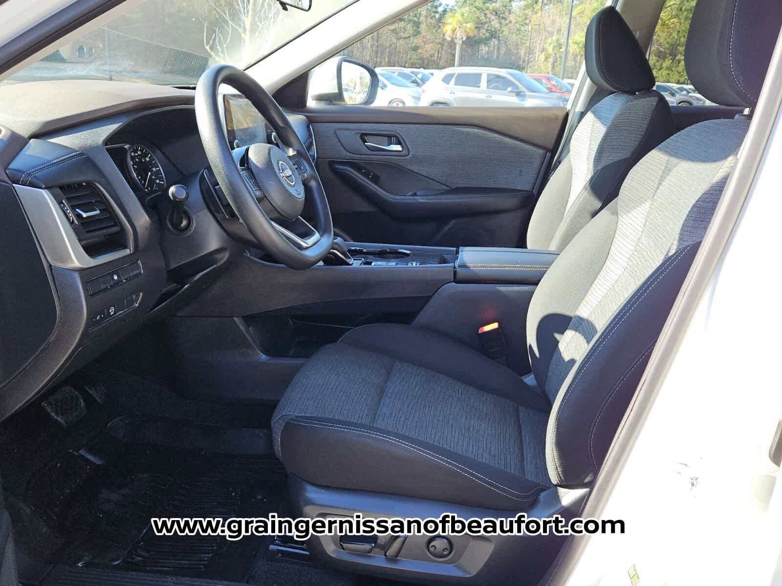 Used 2023 Nissan Rogue SV FWD image 3