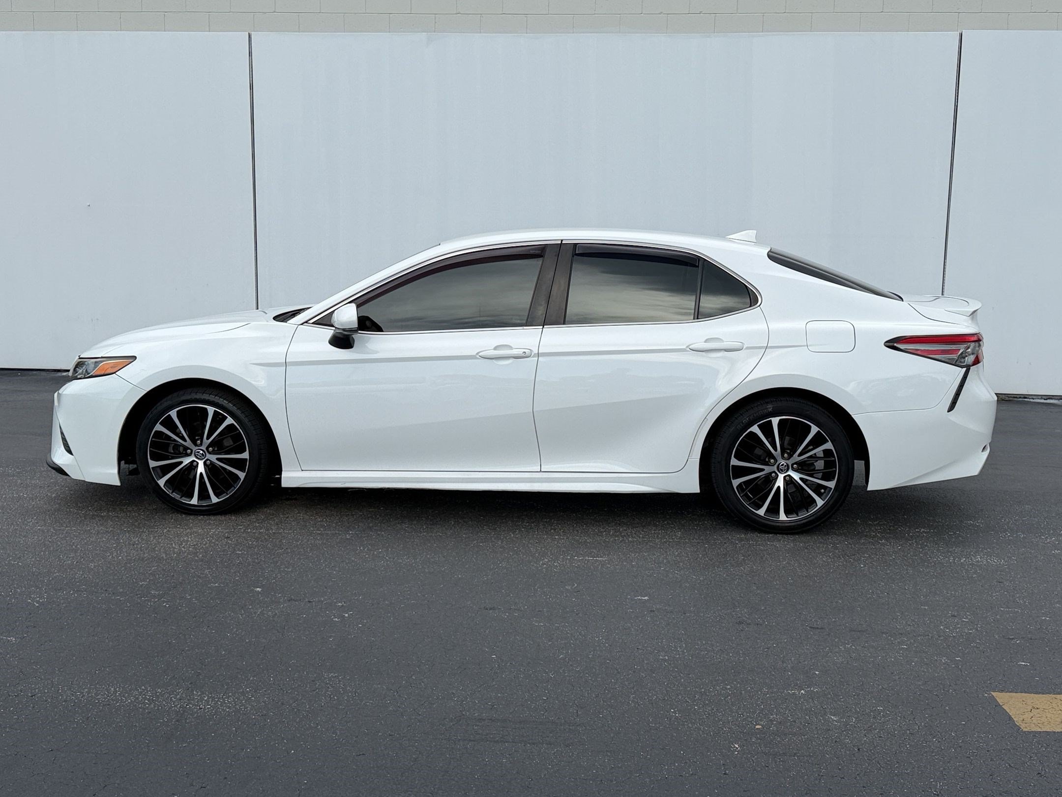 Used 2019 Toyota Camry SE FWD image 2
